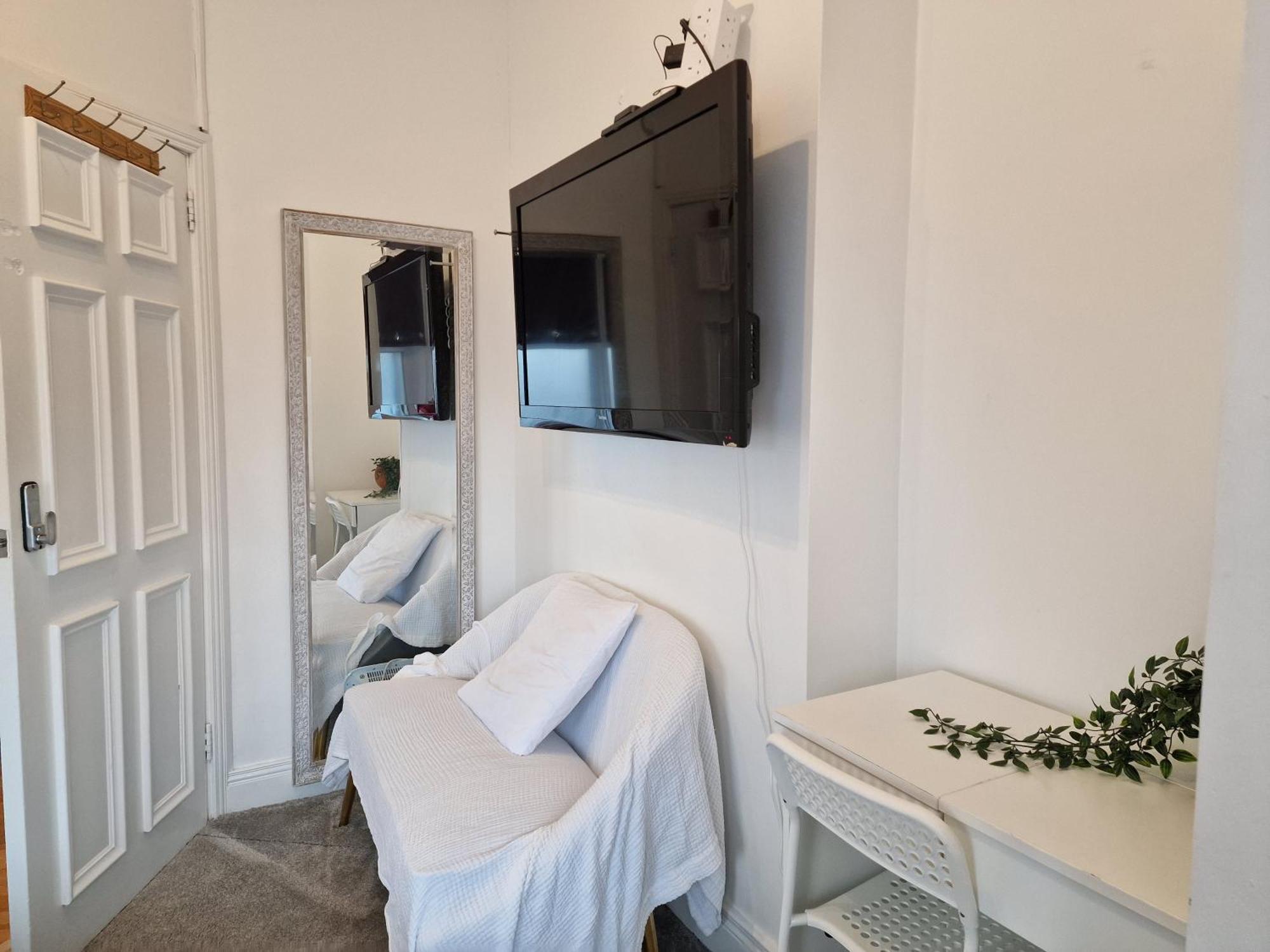 Aunty Katie'S House, Ni Tourist Board Certified & Located On The Main Oldpark Road To Belfast, With Free Continental Breakfast & Free Ultra Fast Sky Internet, Free Sky Sports & Free Sky Cinema, Self-Check In After 10Pm Gmt Hostel Exterior photo